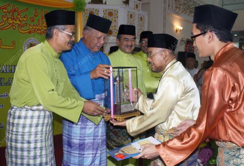 TUN MOHD KHALIL YAAKOB