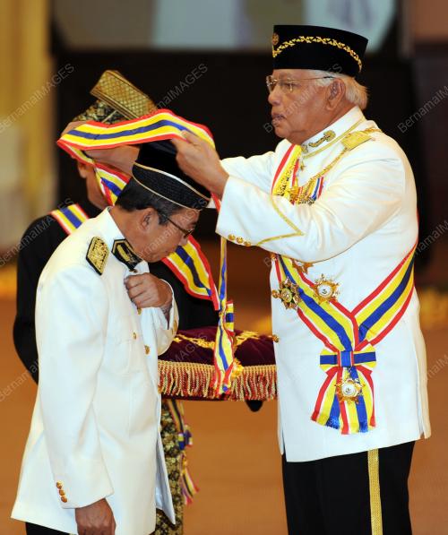 TUN MOHD KHALIL YAAKOB