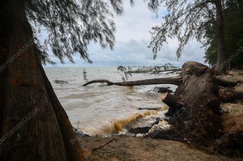 HAKISAN TEBING PANTAI PUTERI