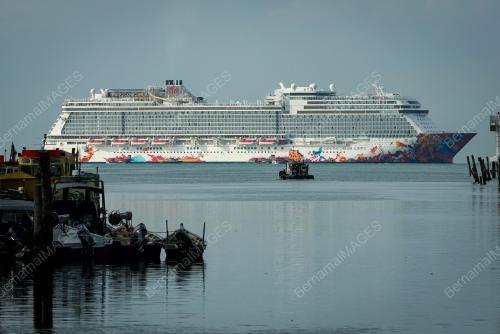 KAPAL PERSIARAN GENTING DREAM