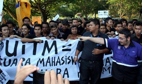 PENUNTUT UITM BANTAH