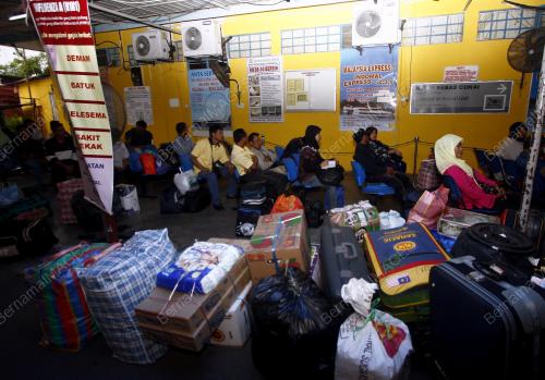 WARGA ASING PULANG KE KAMPUNG