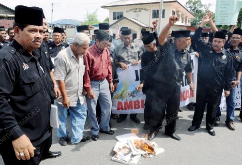 MK02_19042012_DEMO_SIDANG
