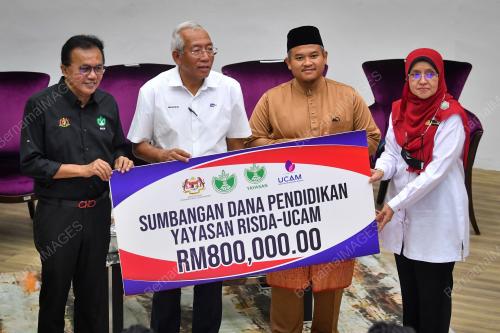 DATUK SERI MAHDZIR KHALID