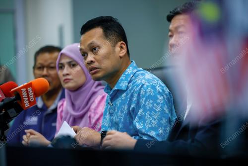 NIK NAZMI NIK AHMAD