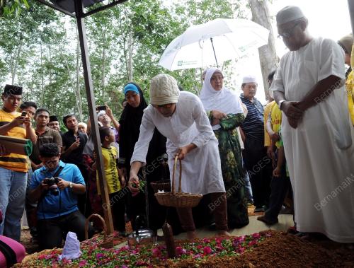 MK02_21012012_BUNGA_PUSARA