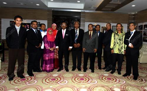 DATUK SERI IDRIS HARON