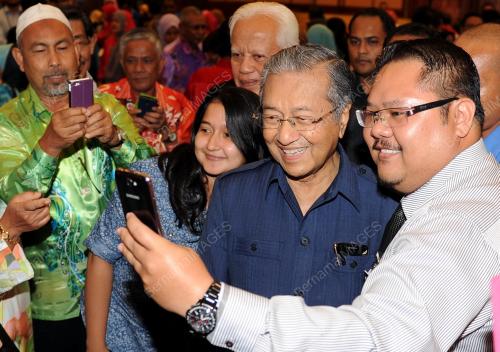 MK03_01102014_TUN_SELFIE