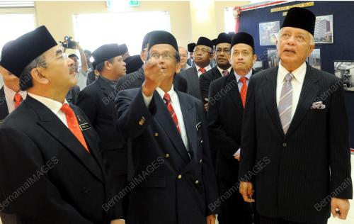 TUN MOHD KHALIL YAAKOB