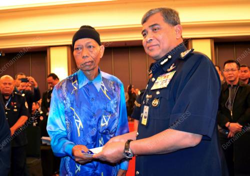 MK03_10122015_POLIS_BANTUAN