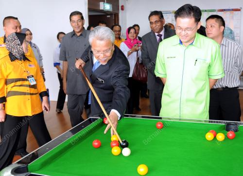 MK03_12062012_HUSNI_POOL