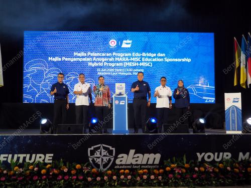 DATUK DR ASYRAF WAJDI DUSUKI