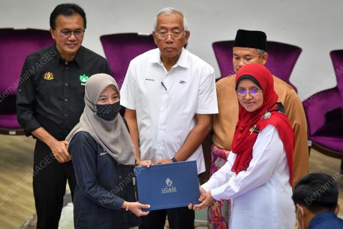 DATUK SERI MAHDZIR KHALID