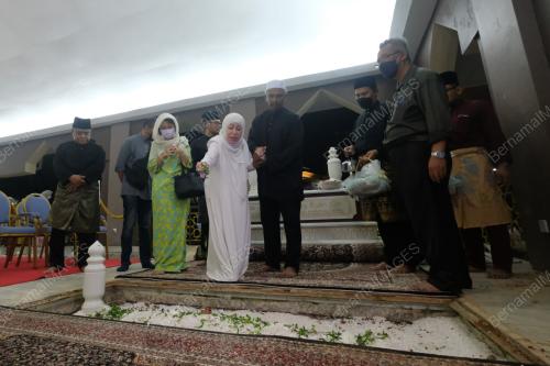 ALLAHYARHAM DATUK SERI MOHD ADIB MOHAMAD ADAM