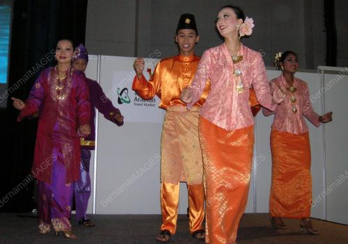 PENARI ISTANA BUDAYA