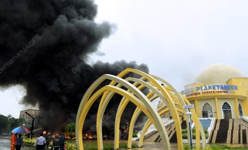 MK03_23052018_TRANFORMER_TERBAKAR