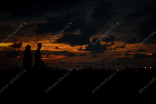 SUASANA SENJA PANTAI PUTERI