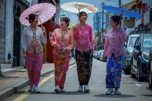KEBAYA NYONYA