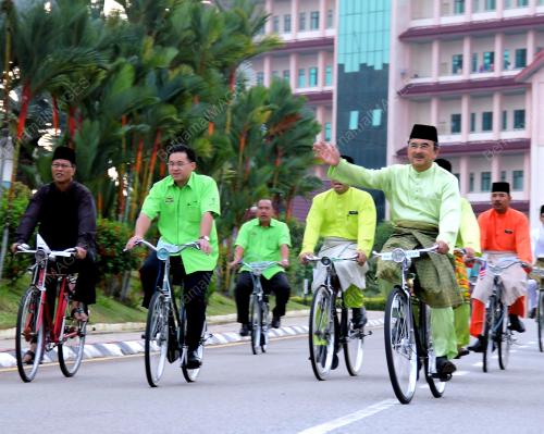 DATUK SERI MOHD ALI RUSTAM