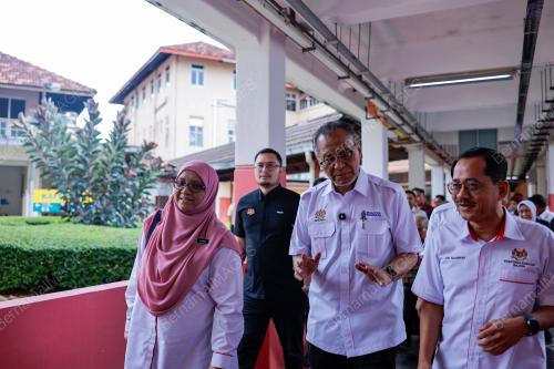 DATUK SERI DR DZULKEFLY AHMAD
