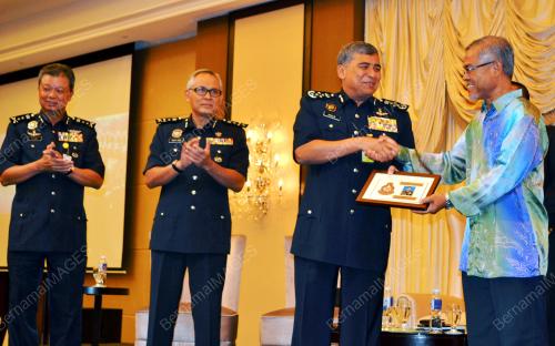 MK04_10122015_POLIS_BANTUAN
