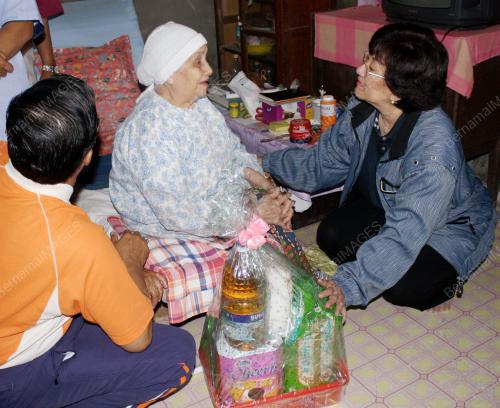 MK04_12022011_SERAH_BANTUAN