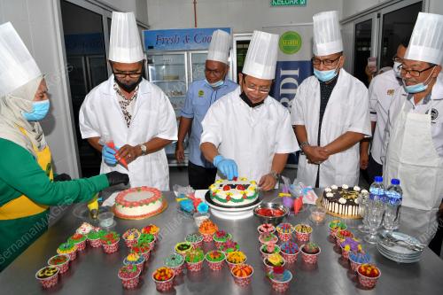 DATUK SERI AHMAD HAMZAH
