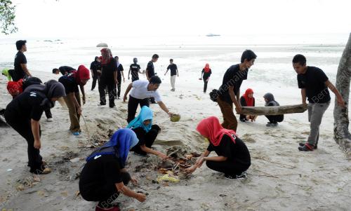 MK04_14092012_BERSIH_PANTAI