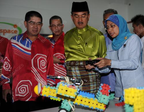 DATUK SERI ALI RUSTAM