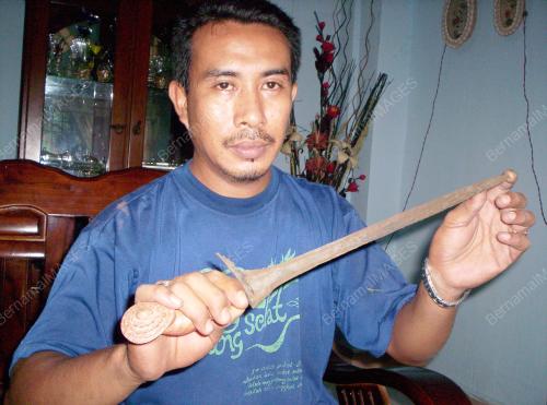 SENJATA TRADISIONAL