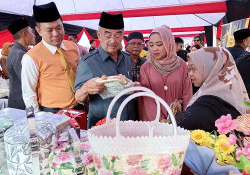 TUN MOHD ALI RUSTAM