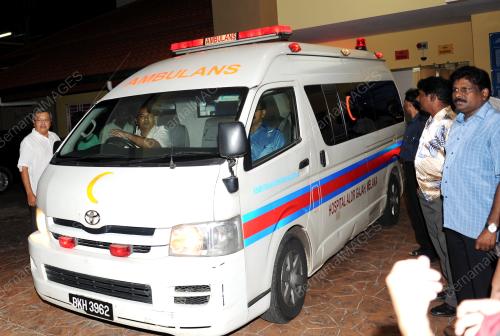 MK04_18102013_AMBULAN_MENTERI