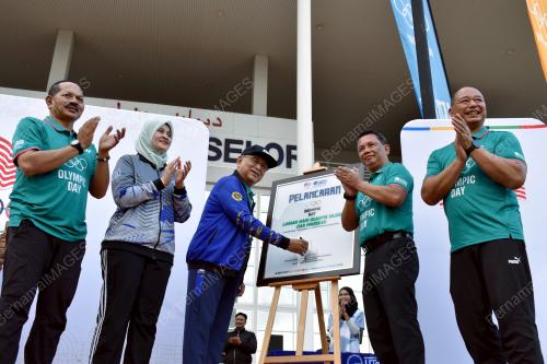 TUN MOHD ALI RUSTAM