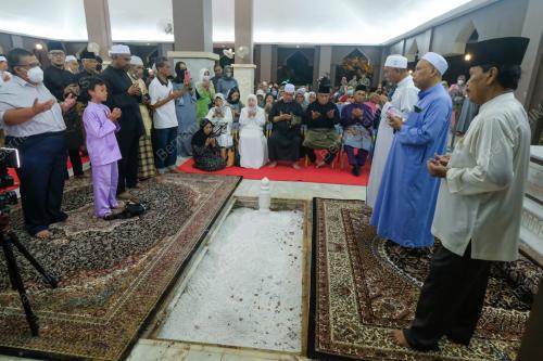 ALLAHYARHAM DATUK SERI MOHD ADIB MOHAMAD ADAM