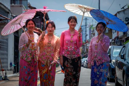 KEBAYA NYONYA