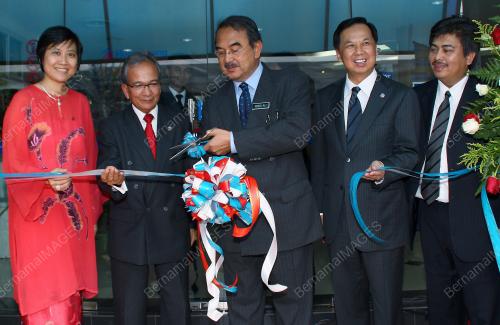 DATUK SERI MOHD ALI RUSTAM