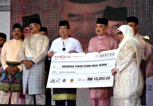 TUN MOHD ALI RUSTAM