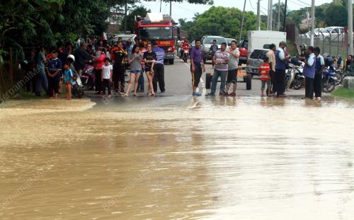 MK05_06022016_BANJIR_KILAT