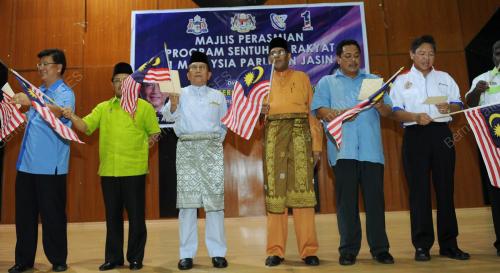 MK05_06042012_RAIS_BENDERA
