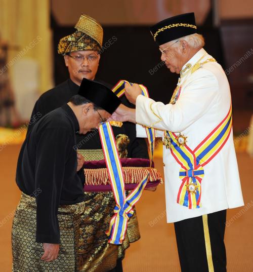 TUN MOHD KHALIL YAAKOB