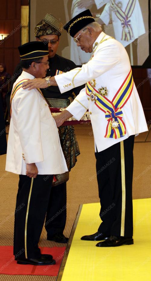 TUN MOHD KHALIL YAAKOB