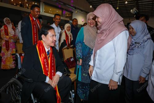 FADHLINA SIDEK