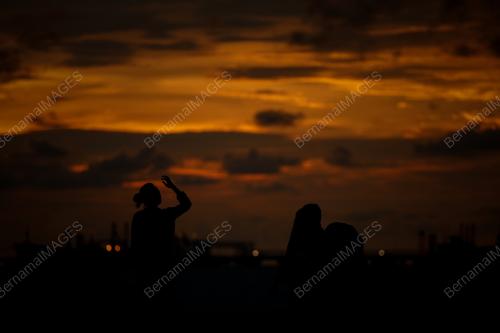 SUASANA SENJA PANTAI PUTERI