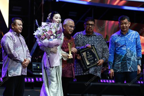 TUN MOHD ALI RUSTAM