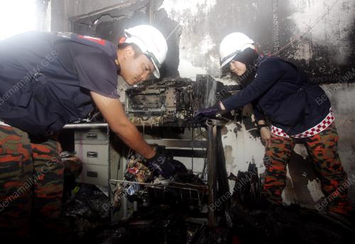 MK05_BALAI_TERBAKAR_08052015