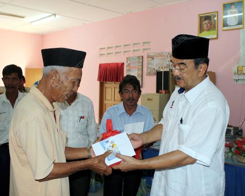 MK06_11022011_SERAH_BANTUAN