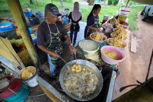 PENIAGA PISANG GORENG