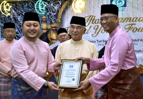 TUN MOHD ALI RUSTAM