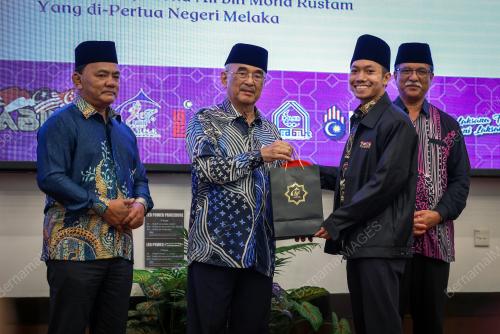 TUN MOHD ALI RUSTAM