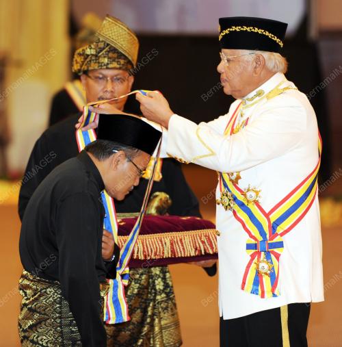 TUN MOHD KHALIL YAAKOB